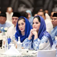 Sebagai kakak dan adik ipar, Annisa Pohan dan Aliyah Rajasa kerap tampil kompak. Terbaru, kedua mantu Presiden ke-6 RI SBY itu tampil kembar dengan busana yang sama persis [@annisayudhoyono]