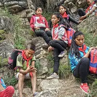 Meskipun harus melewati jalan yang berbahaya, anak-anak ini tetap semangat pergi ke sekolah. (Foto: designyoutrust.com)