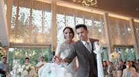 Acha Sinaga resmi menikah denga Andy Ambarita [foto: www.instagram.com/agiebani]