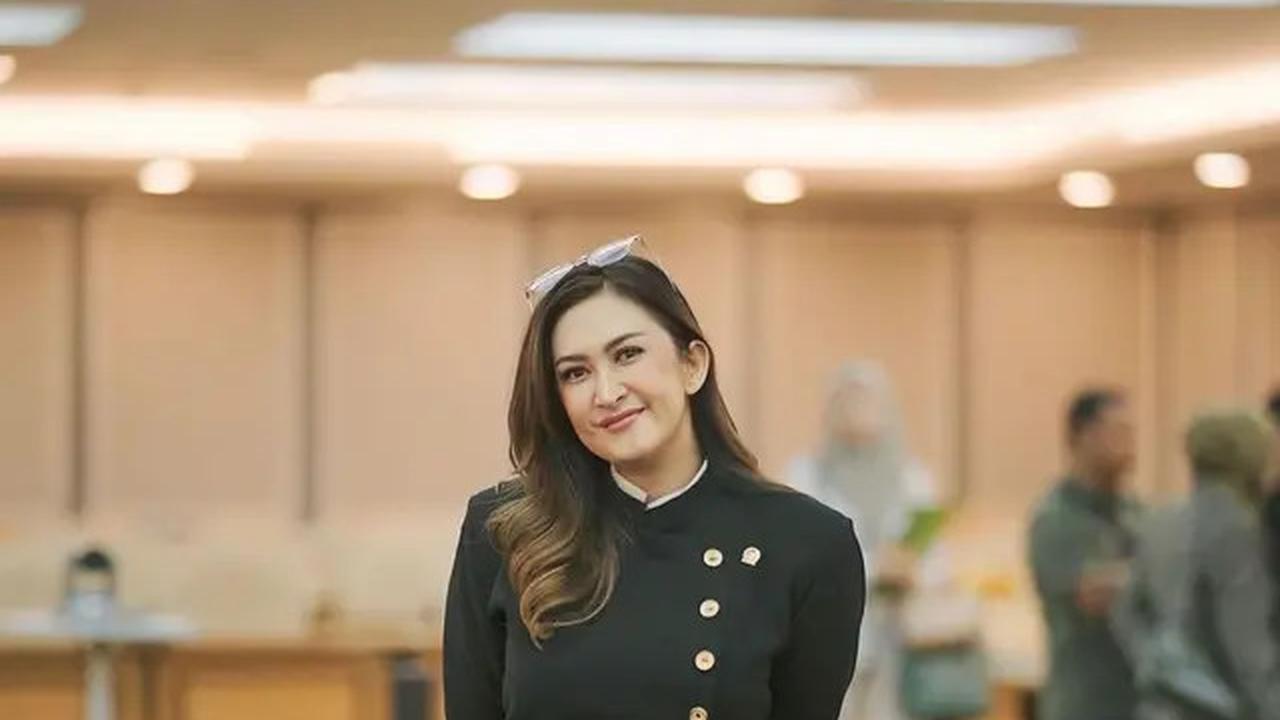 Tampil Menarik dengan Kebaya Aksen Kancing Depan, dari Azizah Salsha hingga Mikha Tambayong