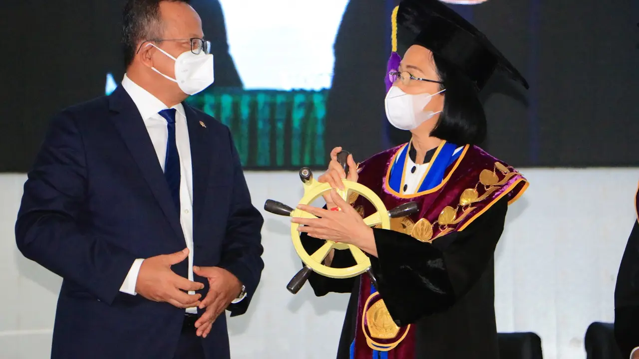Bentuk replika jantra kapal yang diterima Rektor Unsrat Manado Ellen Joan Kumaat.