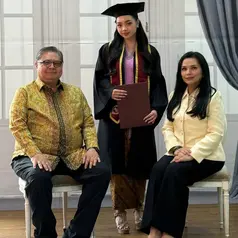 Pesona Anggun Putri Airlangga Hartanto dan Yanti Airlangga saat wisuda. [@yanti.airlangga]