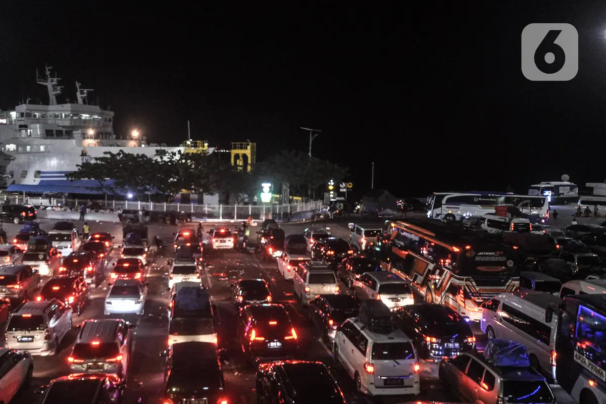 Puncak arus Mudik Lebaran 2022 di Pelabuhan Merak Banten