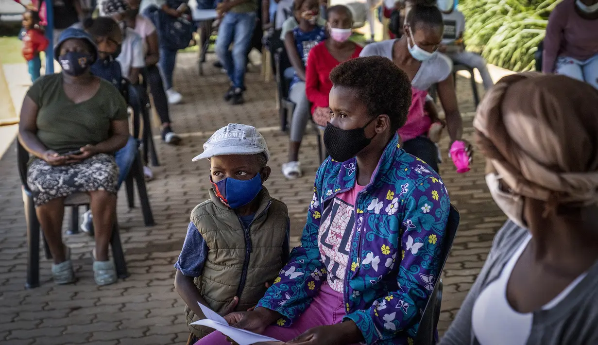 Orang-orang berbaris untuk divaksinasi COVID-19 di Lawley, selatan Johannesburg, Rabu (1/12/2021). Dokter Afrika Selatan mengatakan peningkatan pesat dalam kasus COVID-19 yang dikaitkan dengan varian baru omicron tampaknya hanya menyebabkan gejala ringan. (AP Photo/ Shiraaz Mohamed)