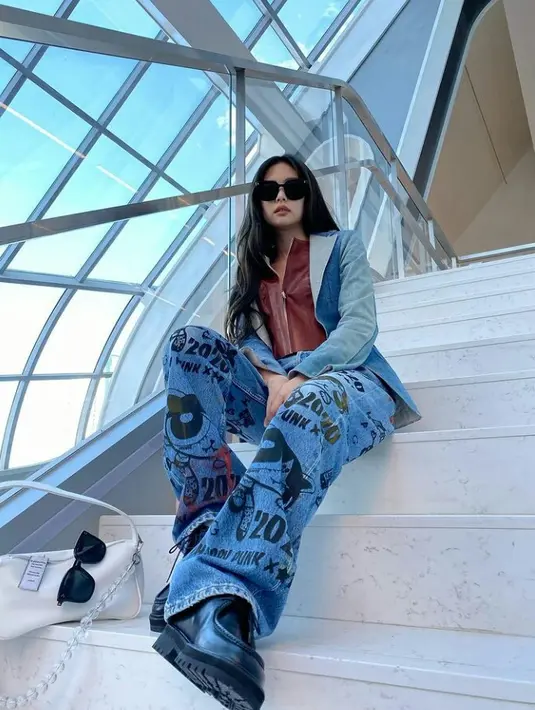Jennie BLACKPINK tampil chic dengan padu padan celana denim bermotif dan jaket denim. Pelantun ‘Solo’ ini pun melengkapi penampilannya dengan sepatu wallabee warna hitam. (Instagram/jennierubyjane).