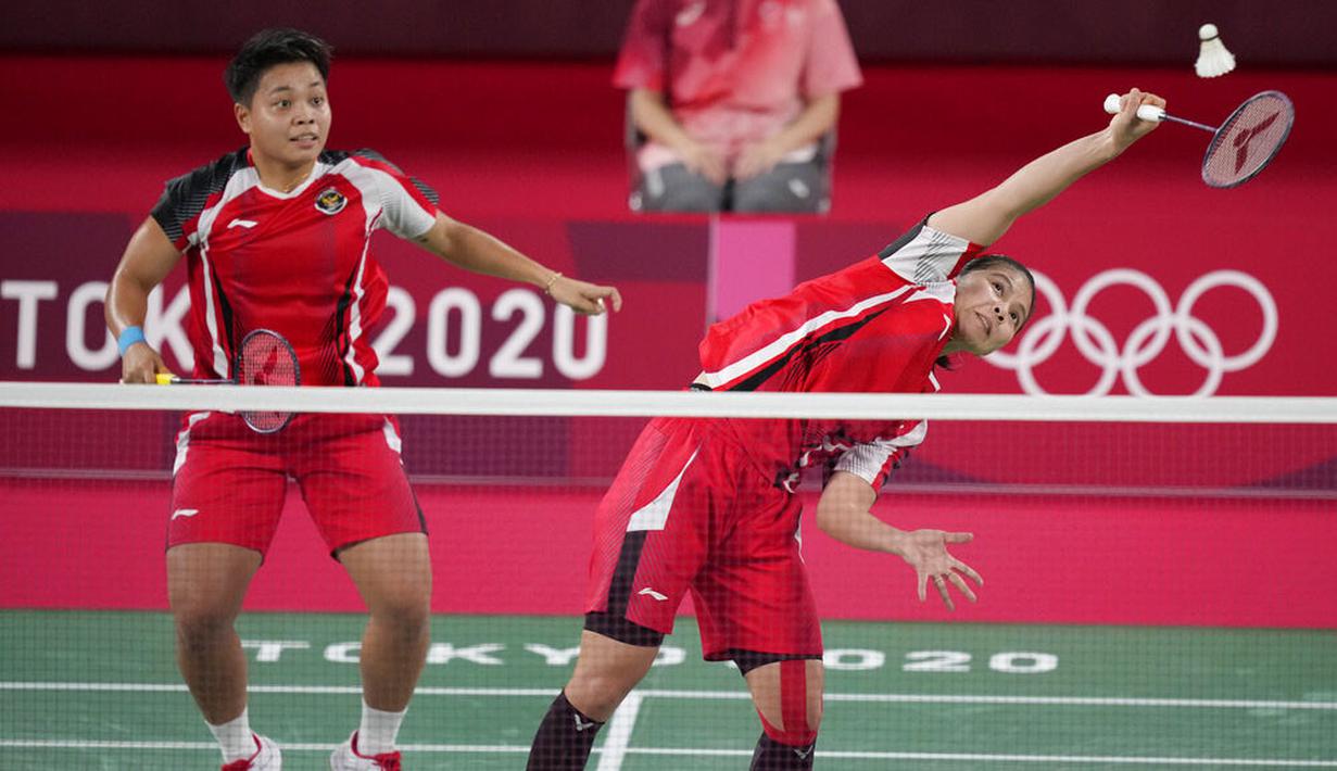 Greysia/Apriyani yang mengincar kemenangan tampil begitu ngotot dengan melancarkan smash bertubi-tubi. Melalui pertarungan sengit akhirnya pasangan Indonesia itu mampu mengunci kemenangan dengan skor 21-19 dan 21-17. (Foto: AP/Dita Alangkara)