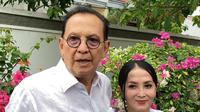 Roy Marten dan Anna Maria di kawasan Jatiwaringin pada Jumat (28/3/2025). (Via M. Altaf Jauhar)