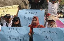 FOTO: Massa Pro Putusan MK Gelar Aksi di Patung Kuda Jelang Sidang MKMK