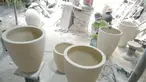 Perajin menyelesaikan pembuatan pot tanaman hias di Pondok Aren, Tangerang, Banten, Minggu (1/8/2021). Akumindo menilai perpanjangan PPKM akan membuat pelaku UMKM semakin tertekan dan diperkirakan mengalami penurunan omzet sebesar 70 hingga 80 persen. (Liputan6.com/Angga Yuniar)