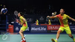 Ganda campuran Tiongkok, Zhang Nan/Zhao Yunei mengembalikan bola ke Riky Widianto/Richi Puspita Dili (Indonesia) di 16 besar BCA Indonesia Open 2016, Jakarta, Kamis (2/6). Zhang Nan/Zhao Yunei unggul 18-21, 21-16, 21-13. (Liputan6.com/Helmi Fithriansyah)