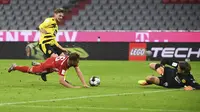 Bek Bayern Munchen, Joshua Kimmich, berusaha mencetak gol ke gawang Borussia Dortmund pada laga Piala Super Jerman di Allianz Arena, Kamis (1/10/2020) dini hari WIB. Bayern Munchen menang 3-2 atas Borussia Dortmund. (Sven Hoppe/Pool via AP)