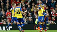 Pemain Southampton, Yan Valery (kedua kanan) berselebrasi usai mencetak gol ke gawang Manchester United selama pertandingan lanjutan Liga Inggris di stadion Old Trafford, (2/3). MU menang tipis 3-2 atas Southampton. (Martin Rickett /PA via AP)