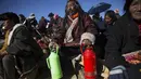 Pria membawa membawa botol isi minuman untuk persiapan perjalanannya ke Larung Wuming Buddha Institute, Tibet, Cina (1/11/2015). Ribuan orang berkumpul untuk berdoa dan bernyanyi selama ikuti Utmost Bliss Dharma. (REUTERS/Damir Sagolj)