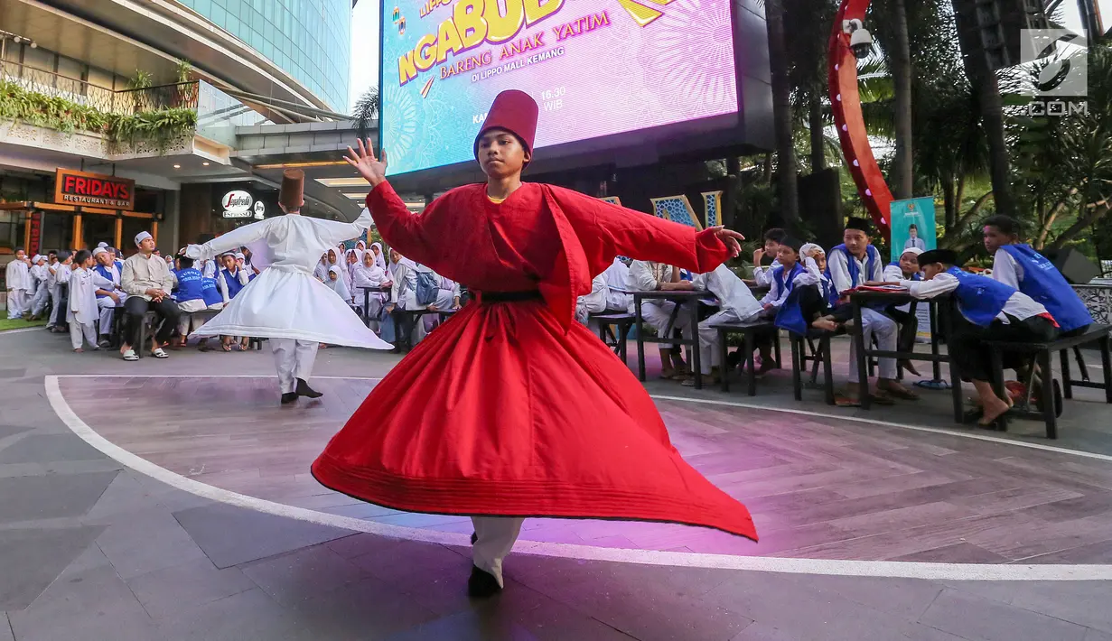 Tarian Sufi memeriahkan acara Ngabuburit Bareng Anak Yatim di Avenue of Stars, Lippo Mall Kemang, Jakarta, Kamis (23/5/2019). Kegiatan yang bekerjasama dengan Baznas juga memberi kesempatan dan kebebasan bagi anak-anak bermain di Timezone pada bulan suci Ramadan. (Liputan6.com/Fery Pradolo)