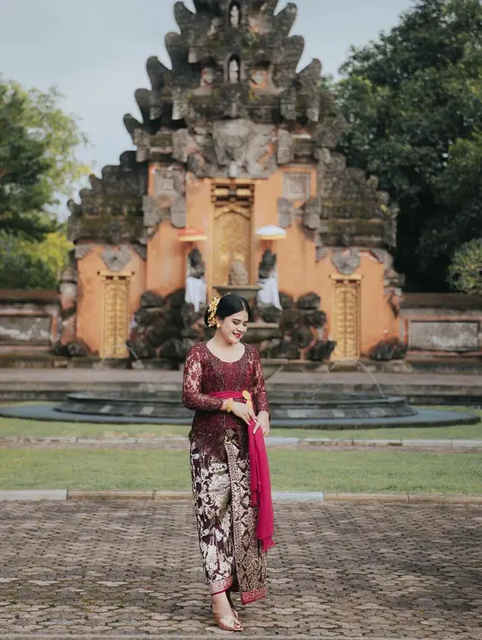 Kahiyang Ayu tampil bak perempuan Bali. Dengan kebaya Bali berwarna ungu, dipadu dengan kain Bali dan selendang yang serasi, Kahiyang menjelma seperti masyarakat asli Bali. [Foto: Instagram/ayanggkahiyang]