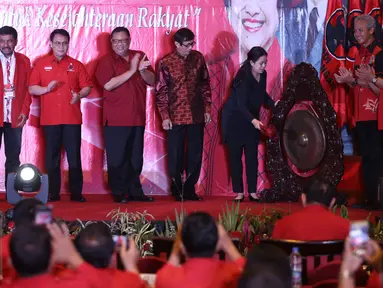 Menko PMK Puan Maharani memukul gong sebagai tanda  dibukanya Rapat Koordinasi Bidang Kemaritiman Tingkat Nasional PDIP di Jakarta, Minggu (24/4/2016). PDI Perjuangan menggelar Rapat Koordinasi Nasional bidang kemaritiman. (Liputan6.com/Faizal Fanani)