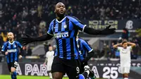 Striker Inter Milan, Romelu Lukaku, melakukan selebrasi usai membobol gawang Cagliari pada laga Coppa Italia di Stadion Giuseppe Meazza, Rabu (15/1/2020). Inter Milan menang 4-1 atas Cagliari. (AFP/Miguel Medina)