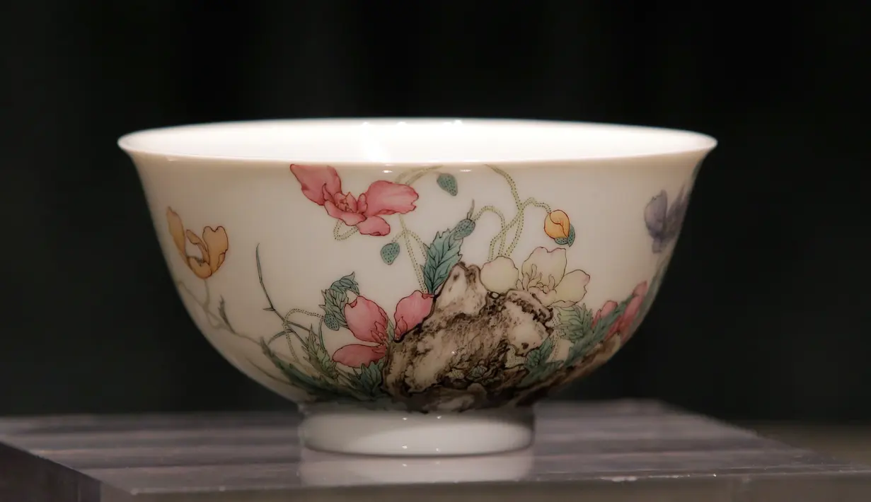 Wujud mangkuk falangcai dari Dinasti Qing ditunjukkan selama pratinjau media di rumah lelang Sotheby's, Hong Kong, Kamis (30/8). Mangkuk tersebut diprediksi bisa terjual hingga USD 25,6 juta atau sekitar Rp 377 miliar. (AP Photo/Kin Cheung)