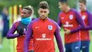 Alex Oxlaide-Chamberlin saat berlatih jelang melawan Slovenia pada kualifikasi Piala Dunia 2018 di Tottenham Hotspur Training Ground, Enfield, (4/10/2017). Jika menang Inggris dipastikan lolos ke putaran final Piala Dunia 2018.  (AFP/Olly Greenwood)