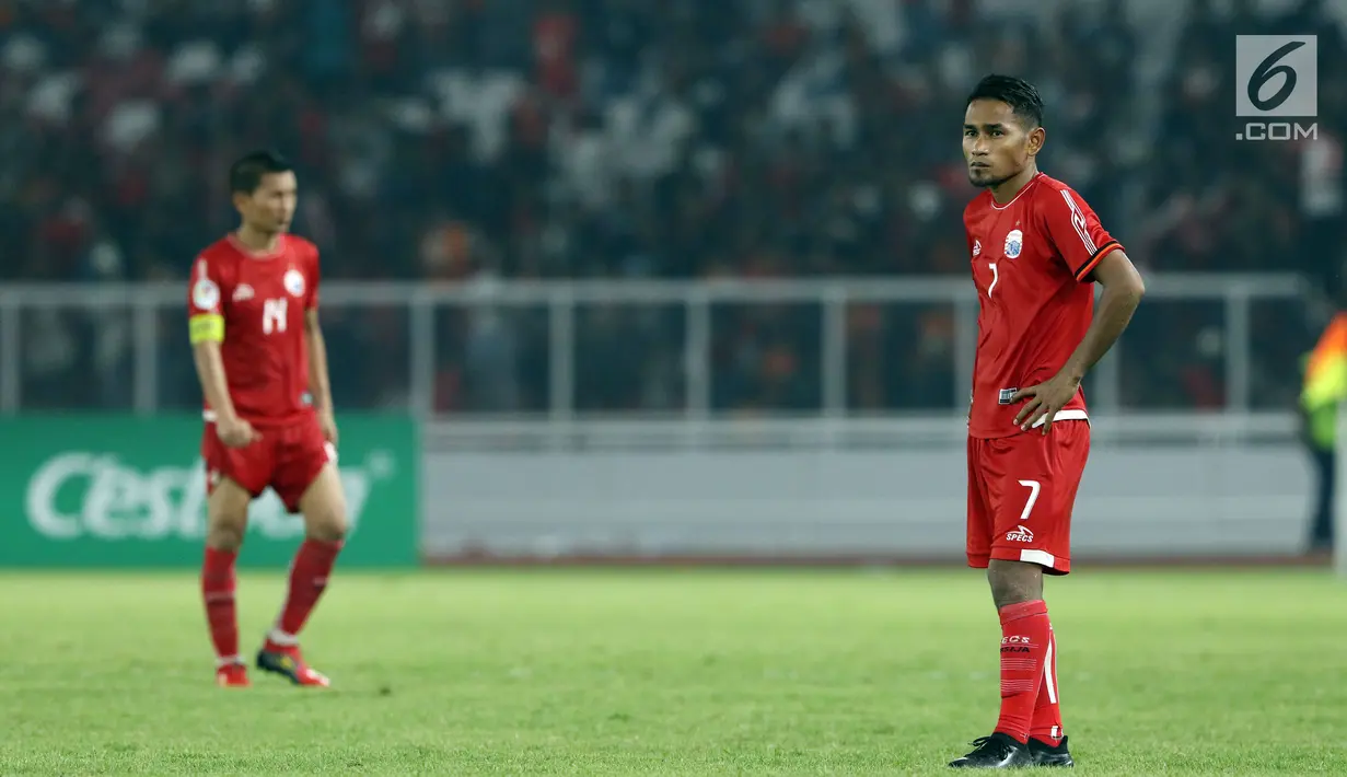 Pemain Persija, Ramdani Lestaluhu (kanan) usai dikalahkan Home United pada laga kedua Semifinal Zona Asia Tenggara Piala AFC 2018 di Stadion GBK, Jakarta, Selasa (15/5). Persija kalah 1-3. (Liputan6.com/Helmi Fithriansyah)