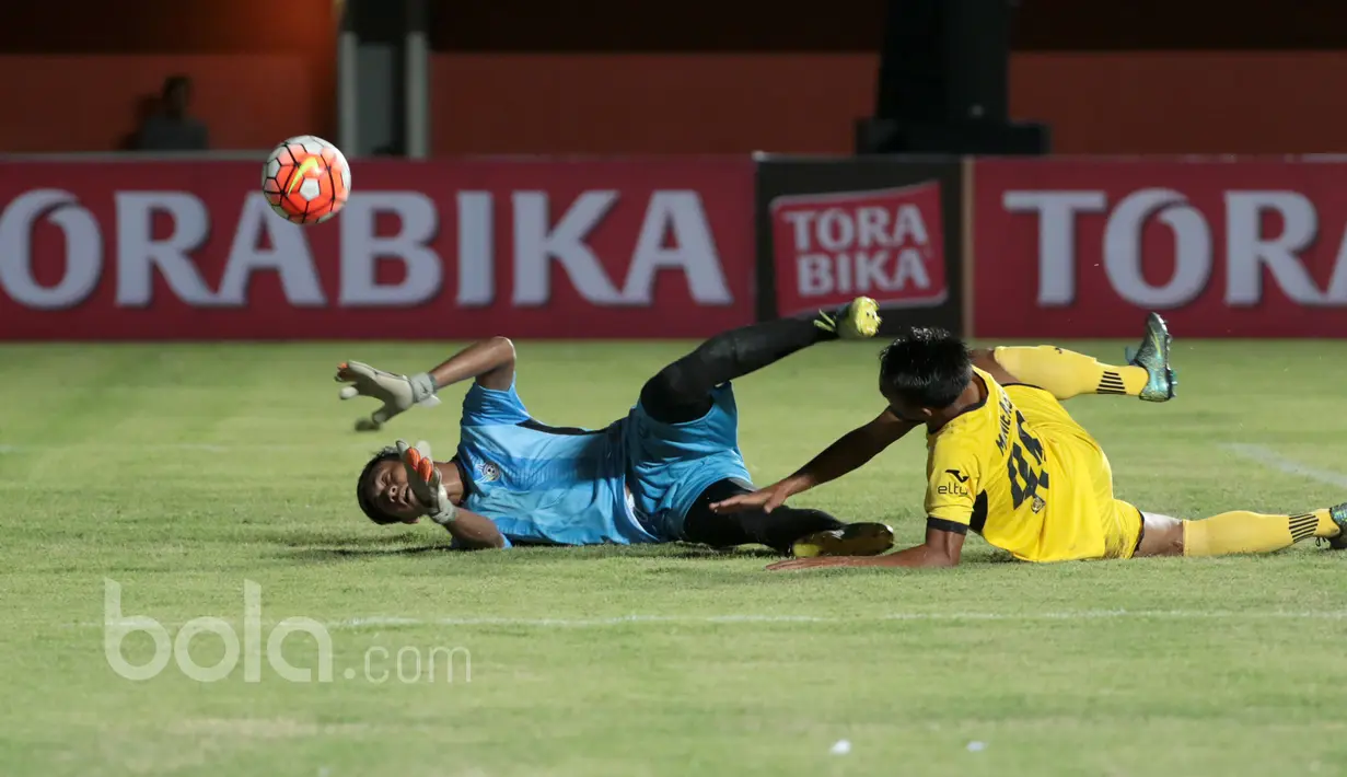 Pemain Mitra Kukar, Moniega dihadang kiper Gresik United pada partai kedua Grup A Piala Presiden 2017 di Stadion Maguwoharjo, Sleman, Sabtu (4/2/2017). Mitra Kukar menang 1-0. (Bola.com/Nicklas Hanoatubun)