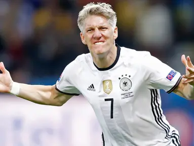 Gelandang Jerman, Bastian Schweinsteiger melakukan selebrasi usai mencetak gol ke gawang Ukraina di kualifkasi grup C Piala Eropa 2016 di Stadion Stade Pierre-Mauroy, Perancis, (12/6). Jerman menang atas Ukraina dengan skor 2-0. (REUTERS/Carl Recine)