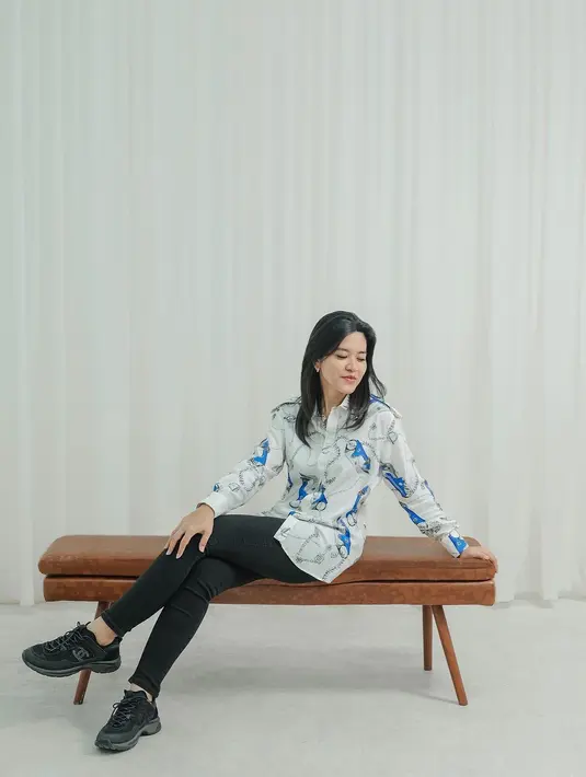 Tanpa makeup berlebih, Kahiyang Ayu menggerai rambut medium hitamnya yang berpotongan shaggy. [@ayanggkahiyang]