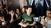 Momen Maxime Bouttier Dapat Kejutan Ultah di Tengah Promo Film Gundik, Potong Kue Sambil Gemetar