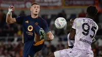 Penyerang Roma asal Ukraina #11, Artem Dovbyk, berebut bola dengan bek Udinese asal Prancis #95, Isaak Toure, selama pertandingan sepak bola Serie A Italia antara AS Roma dan Udinese di Stadion Olimpico, Roma, 22 September 2024. (Filippo MONTEFORTE/AFP)