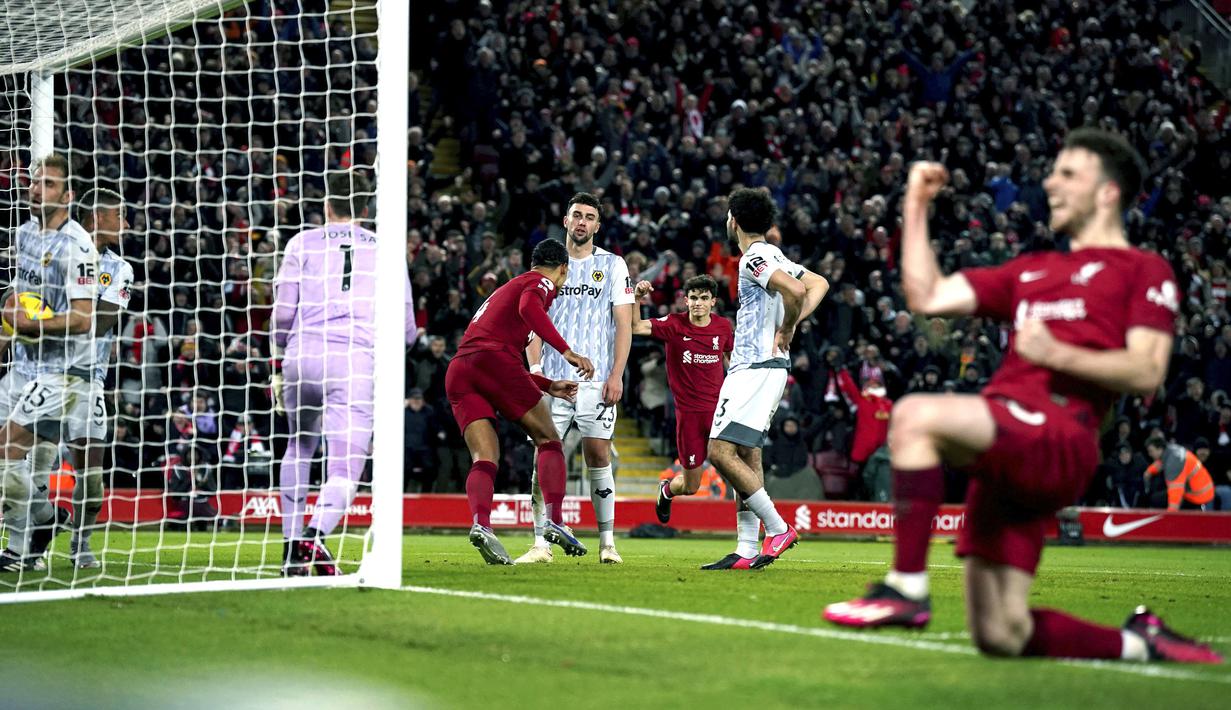 <p>Pemain Liverpool, Virgil van Dijk (tengah) melakukan selebrasi setelah mencetak gol pertama timnya ke gawang Wolverhampton pada laga lanjutan Liga Inggris 2022/2023 yang berlangsung di Anfield, Liverpool, Kamis (02/03/2023) WIB. Liverpool menang dengan skor 2-0. (AP Photo/PA/Peter Byrne)</p>