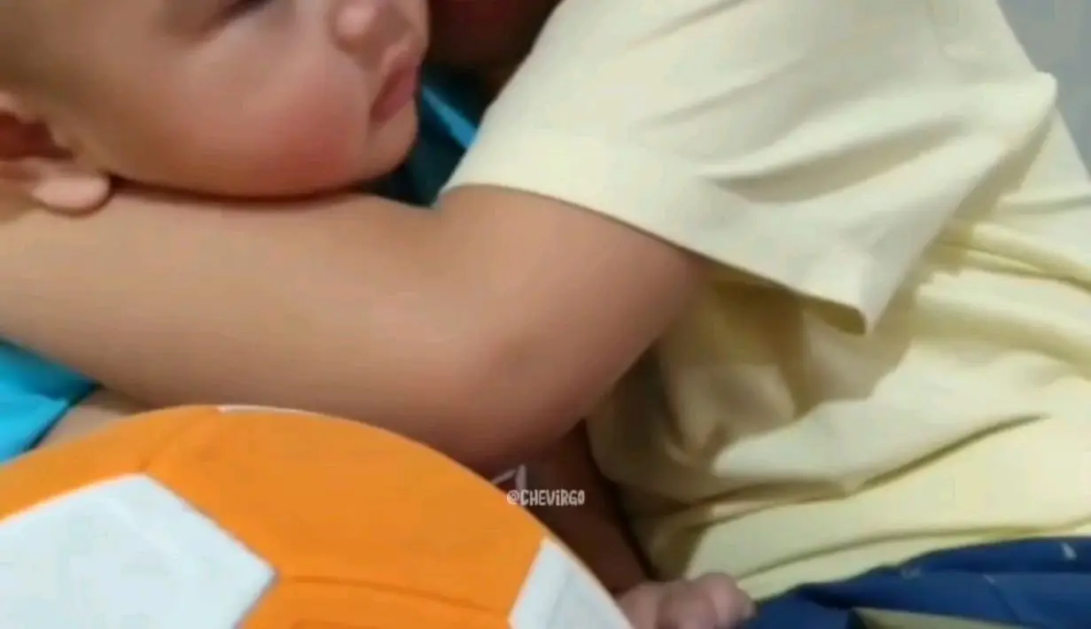 Rafathar juga tak segan untuk memeluk Rayyanza sebagai tanda sayangnya kepada adik. (Foto: Instagram/@chevirgo)