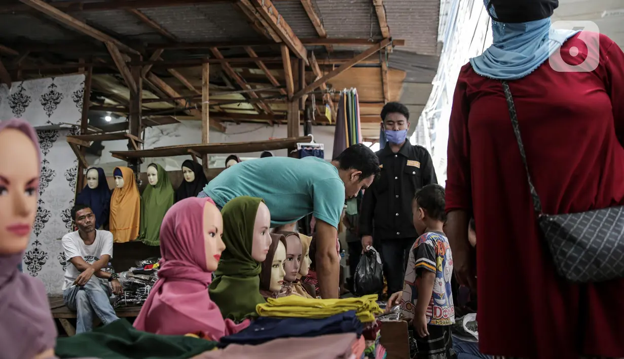 Pedagang kaki lima mulai berjualan di Jalan Jati Baru II, Tanah Abang, Jakarta, Senin (18/5/2020). Meski kawasan niaga Pasar Tanah Abang telah tutup selama masa PSBB, namun sebagian oknum pedagang tetap menggelar lapaknya di sejumlah titik seperti di atas trotoar. (Liputan6.com/Faizal Fanani)