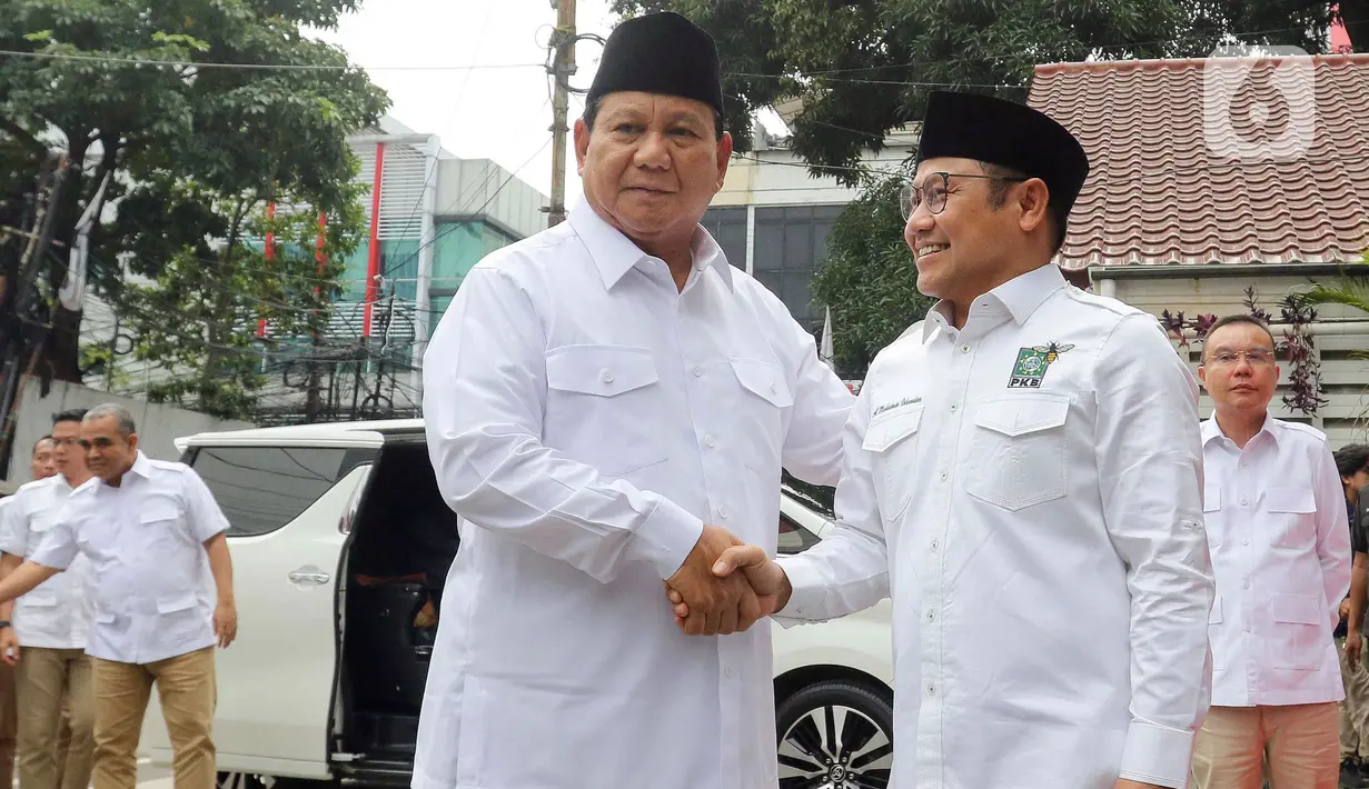 Kedatangan Prabowo disambut langsung Ketua Umum PKB Muhaimin Iskandar yang menjadi rival politiknya pada Pilpres 2024. (Liputan6.com/Herman Zakharia)