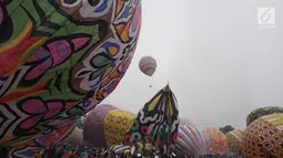 Ratusan balon udara dinaikkan di Lapangan Pagerejo, Kertek, Kabupaten Wonosobo,  Sabtu (15/6/2019). Festival ini untuk memeriahkan syawalan dan wujud syukur warga yang hidup di lereng gunung sindoro dan sumbing. (Liputan6.com/Gholib)