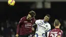 Bek Inter Milan Denzel Dumfries berebut bola dengan bek Salernitana Luca Ranieri pada giornata ke-18 Liga Italia di Stadion Arechi, Salerno, Sabtu (18/12/2021) dini hari WIB. Inter Milan pesta gol 5-0 di kandang Salernitana. (Alessandro Garofalo/LaPresse via AP)