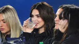 Model Kendall Jenner menikmati minuman saat menyaksikan Los Angeles Rams dan Baltimore Ravens di Los Angeles Memorial Coliseum di Los Angeles, California (25/11/2019). Kendall Jenner datang bersama teman-temannya menyaksikan pertandingan basket tersebut. (Jayne Kamin-Oncea/Getty Images/AFP)