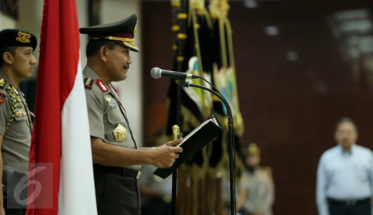 Kapolri Jenderal (Pol) Badrodin Haiti saat memimpin upacara serah-terima jabatan di Aula Rupatama Mabes Polri, Jakarta, Senin (7/9). Komjen Pol Anang Iskandar resmi menjabat Kabareskrim menggantikan Budi Waseso. (Liputan6.com/Faizal Fanani)