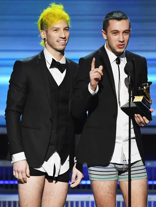 Penampilan duo asal Ohio, Twenty One Pilots saat menerima piala ajang penghargaan Grammy Awards 2017 di Los Angeles, Minggu (12/2). Keduanya merayakan kemenangan dengan membuka celana dan naik ke atas panggung. (Kevin Winter/Getty Images for NARAS/AFP)