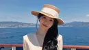 Dalam unggahan tersebut, Song Hye Kyo memperlihatkan keseimbangan sempurna antara bekerja dan berlibur. Latar laut biru yang tenang, dek kapal yang mewah, hingga suasana santai di bawah sinar matahari menjadi pelengkap sempurna bagi penampilannya yang effortless namun tetap sophisticated. [Dok/@kyo1122].