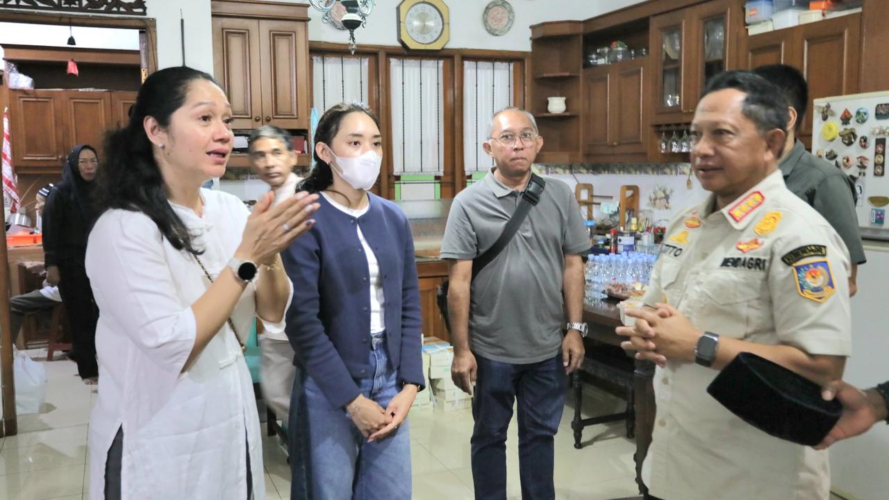 Mendagri Tito Karnavian saat menyambangi rumah duka Meriyati Roeslani Hoegeng di Pesona Khayangan Estate, Kota Depok