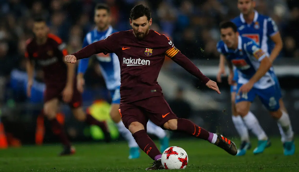 Pemain Barcelona, Lionel Messi gagal mencetak penalti pada laga leg pertama perempatfinal Copa del Rey ketika melawat ke markas Espanyol di Stadion RCDE, Kamis (18/1). Barcelona takluk 0-1 dari rival sekotanya Espanyol. (AP/Manu Fernandez)