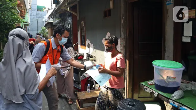 FOTO: Kemensos Bersama PT Pos Salurkan BST dari Rumah ke Rumah