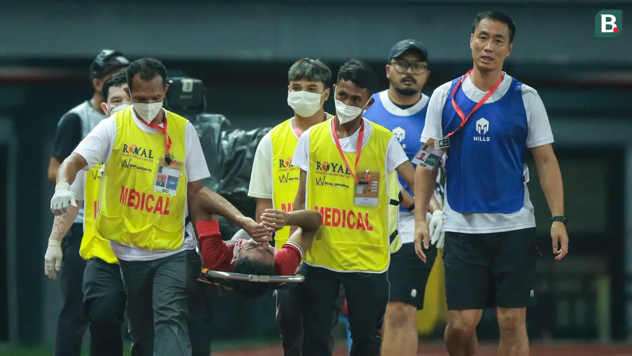 Foto: Detik-detik Marselino Ferdinan Ditandu Keluar Lapangan usai Mengalami Cedera, Sisakan PR Besar bagi Timnas Indonesia U-19