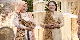 Sedangkan Sofiatun Gudono memilih kebaya kutubaru motif floral yang menjadi dresscode utama acara itu. [@erinagudono/@shaniagudono].