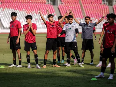 Welber Jardim (ketiga kiri) dan sejumlah pemain Timnas Indonesia U-17 melakukan selebrasi saat latihan persiapan menjelang Piala Dunia U-17 2023 di Stadion Utama Gelora Bung Karno (SUGBK), Senayan, Jakarta, Senin (30/10/2023). (Bola.com/Bagaskara Lazuardi)