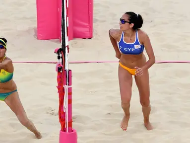 Talika Clancy (kiri) dari Australia berusaha mengembalikan bola saat berhadapan dengan tim Siprus pada pertandingan voli pantai wanita Commonwealth Games 2018 di Gold Coast, Australia (6/4). (AFP Photo/William West)