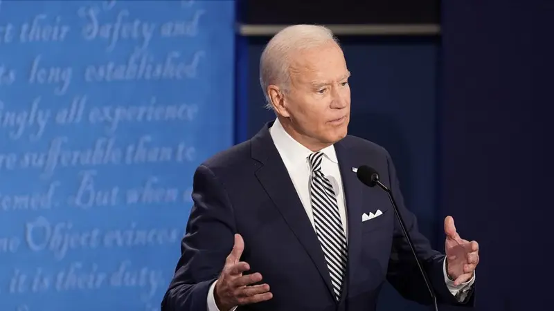 Calon presiden dari Partai Demokrat, Joe Biden, memberi isyarat saat berbicara selama debat capres AS 2020 pertama pada Selasa (29/9/2020), di Case Western University dan Cleveland Clinic, Cleveland, Ohio. (Foto AP/Patrick Semansky)