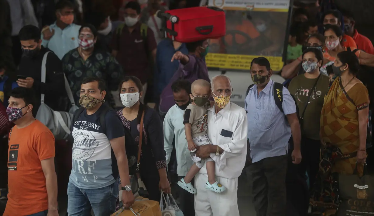 Penumpang yang mengenakan masker menunggu pemeriksaan tes COVID-19 di stasiun kereta jarak jauh di Mumbai, Maharashtra, Minggu (21/3/2021). India sedang menghadapi gelombang baru infeksi Covid-19 dan mencatat rekor lonjakan harian tertinggi dalam hampir empat bulan terakhir. (AP Photo/Rafiq Maqbool)