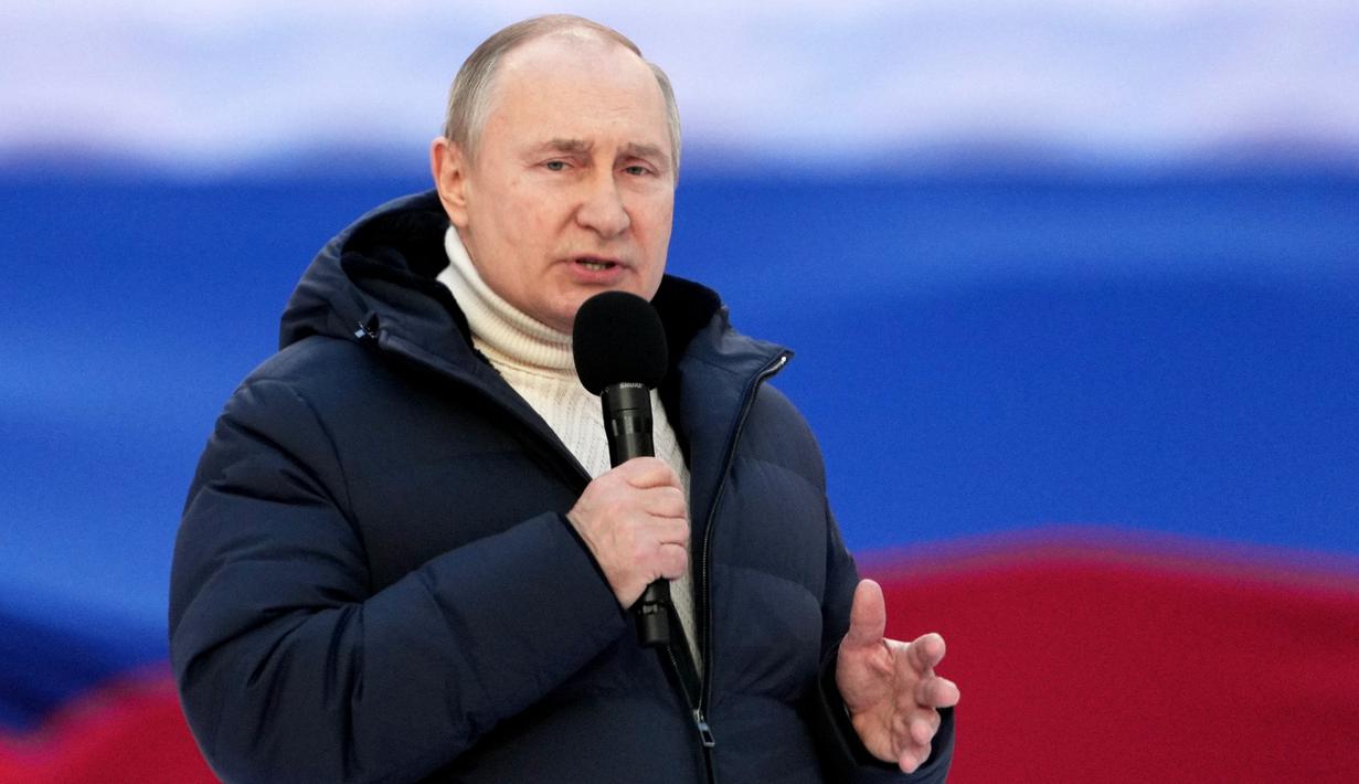 Presiden Rusia Vladimir Putin menyampaikan pidatonya pada konser perayaan  delapan tahun referendum tentang status negara bagian Krimea dan Sevastopol serta penyatuannya kembali dengan Rusia, di Moskow, Rusia (18/3/2022). (Ramil Sitdikov/Sputnik Pool Photo via AP)