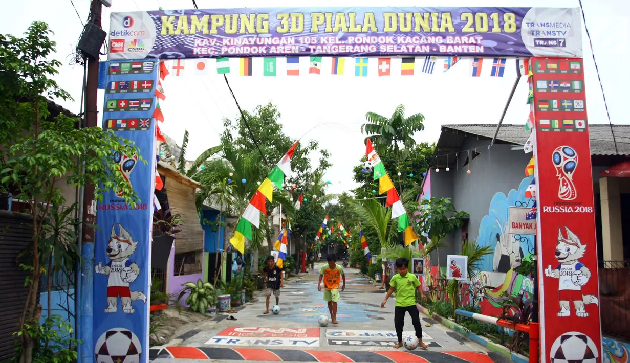 Suasana gang yang dihias  tulisan dan gambar bertemakan Piala Dunia 2018 di lingkungan rumahnya di Kinayungan, Pondok Aren, Tangerang Selatan, Kamis (28/6). (Merdeka.com/ Arie Basuki)